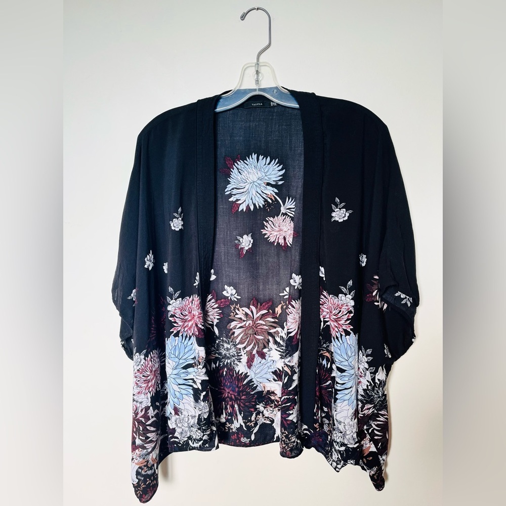 Beautiful ARITZIA TALULA floral kimono